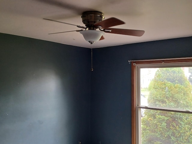 46817 Barbara Dr, Macomb, MI 48044 - detailed view of ceiling fan