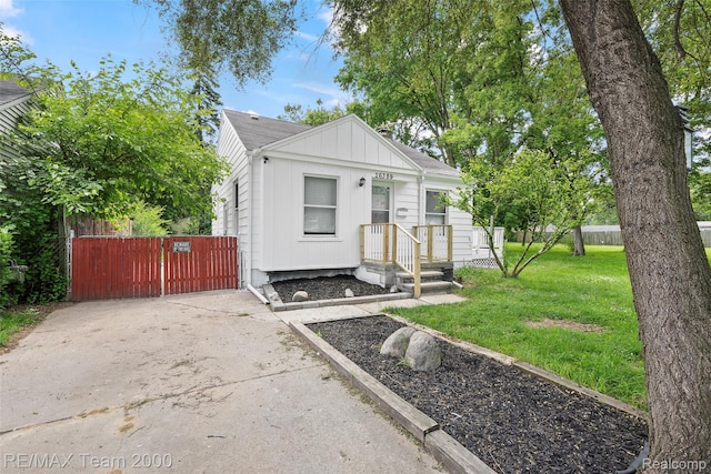 26389 Annapolis St, Dearborn Heights, MI 48125 - view of front of property featuring board and batten siding and a gate