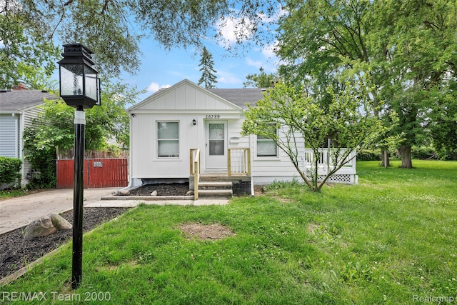 26389 Annapolis St, Dearborn Heights, MI 48125 - view of front of property featuring a front lawn and board and batten siding