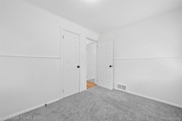 26389 Annapolis St, Dearborn Heights, MI 48125 - unfurnished room with carpet, wainscoting, and a decorative wall