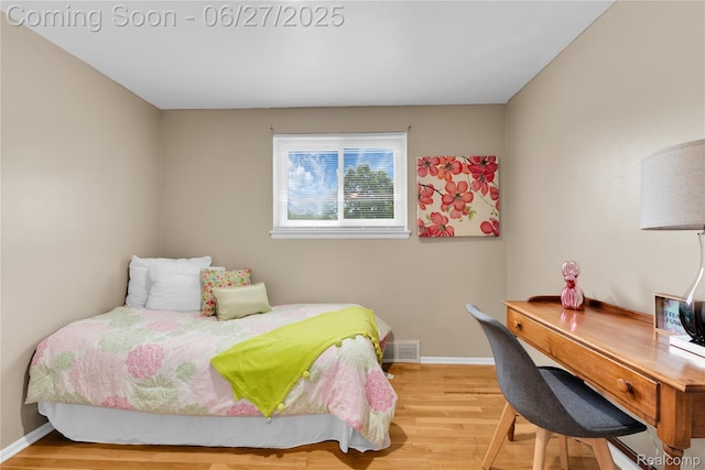 8798 Lozen Dr, Sterling Heights, MI 48313 - bedroom featuring light wood finished floors and a desk