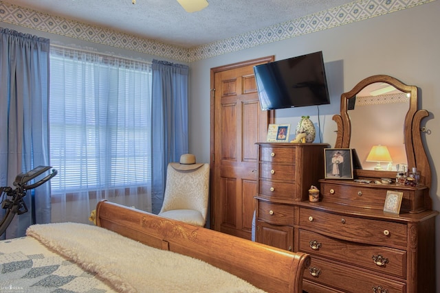845 Riverlane Dr, Owosso, MI 48867 - bedroom featuring a textured ceiling