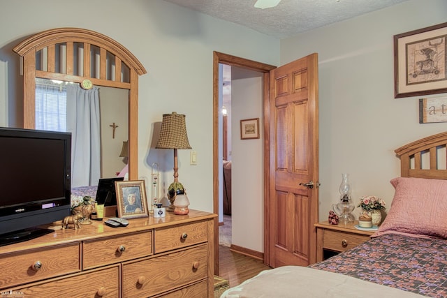 845 Riverlane Dr, Owosso, MI 48867 - bedroom featuring dark wood-type flooring and a textured ceiling