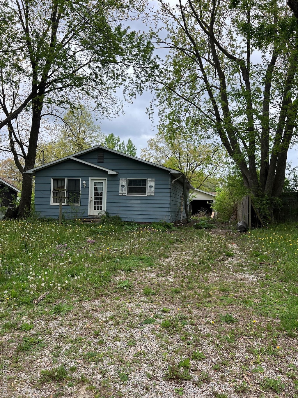 3218 W Sherman Ave, Mount Morris, MI 48504 - rear view of property