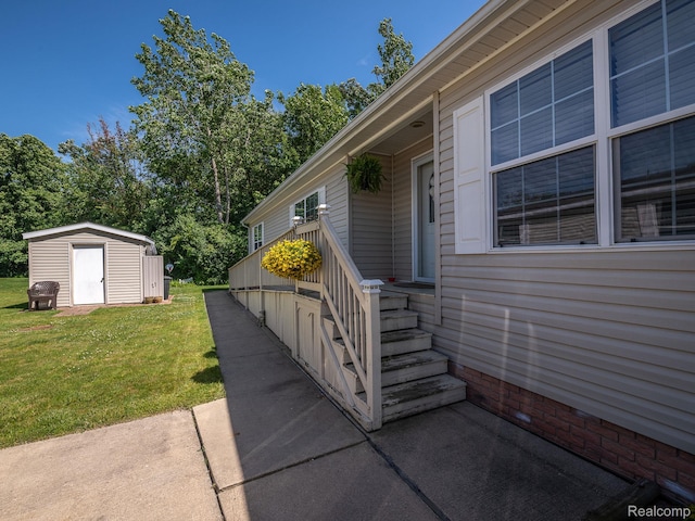 29703 Vinewood Ln, Gibraltar, MI 48173 - photo 2