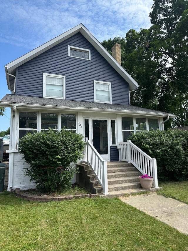 423 E Prairie St, Vicksburg, MI 49097 - view of front facade featuring a chimney and a front yard