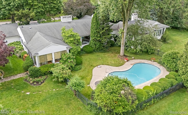 130 Endicott Rd, Bloomfield Hills, MI 48304 - view from above of property with a pool