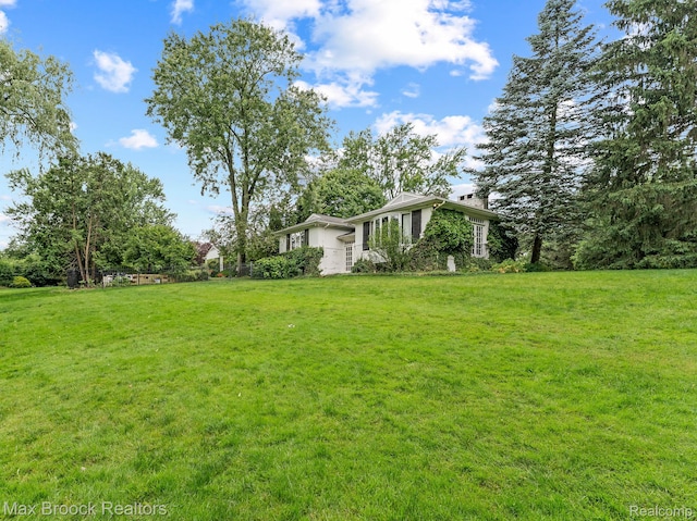 130 Endicott Rd, Bloomfield Hills, MI 48304 - view of grassy yard