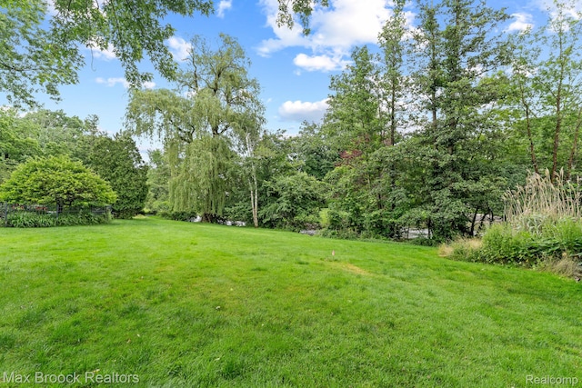 130 Endicott Rd, Bloomfield Hills, MI 48304 - view of grassy yard