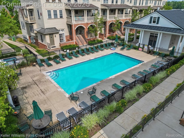 3991 Forester Blvd, Auburn Hills, MI 48326 - community pool with a patio area