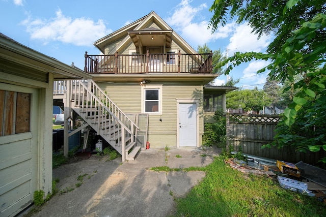 1302 Lansing Ave, Jackson, MI 49202 - back of property with stairs