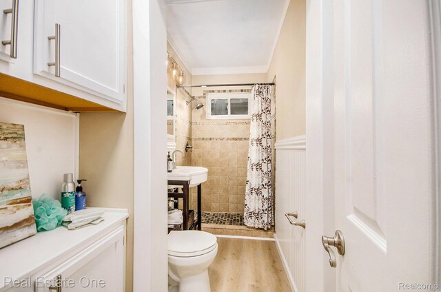 22500 Boulder Ave, Eastpointe, MI 48021 - full bathroom featuring a tile shower and wood finished floors