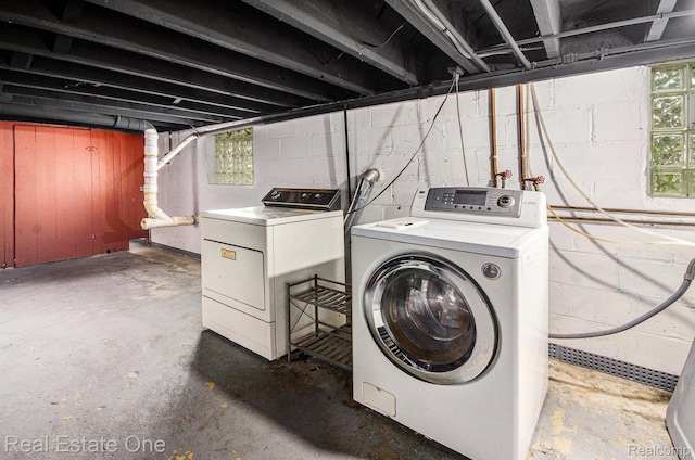 22500 Boulder Ave, Eastpointe, MI 48021 - laundry room featuring washing machine and clothes dryer