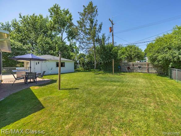 32354 Leelane, Farmington, MI 48336 - fenced backyard with a patio area