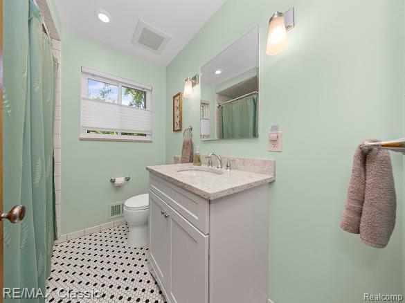 32354 Leelane, Farmington, MI 48336 - bathroom with vanity and curtained shower