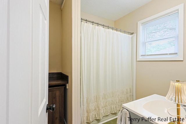 2550 Crozier Ave, Muskegon, MI 49441 - bathroom featuring vanity