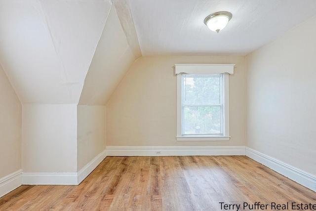 2550 Crozier Ave, Muskegon, MI 49441 - bonus room with wood finished floors and lofted ceiling