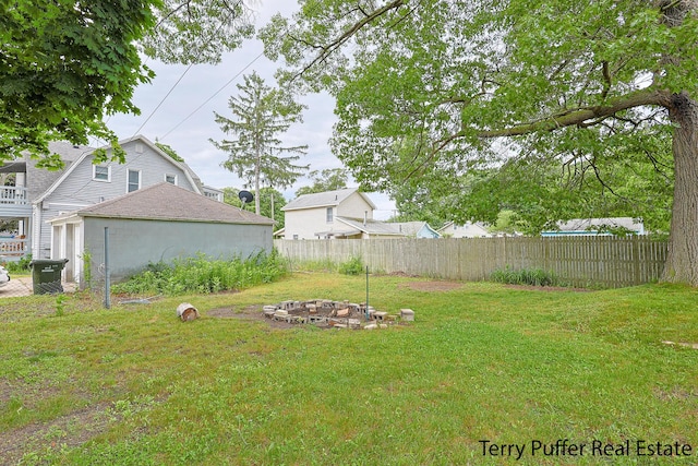 2550 Crozier Ave, Muskegon, MI 49441 - view of yard