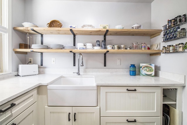 2637 Pittsfield Blvd, Ann Arbor, MI 48104 - pantry featuring a sink