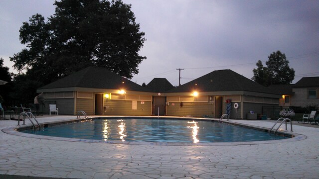 2637 Pittsfield Blvd, Ann Arbor, MI 48104 - community pool with a patio