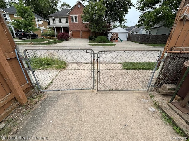 1618 E Lincoln Ave, Royal Oak, MI 48067 - gate featuring a residential view