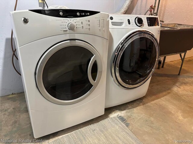 1618 E Lincoln Ave, Royal Oak, MI 48067 - laundry area featuring washing machine and clothes dryer