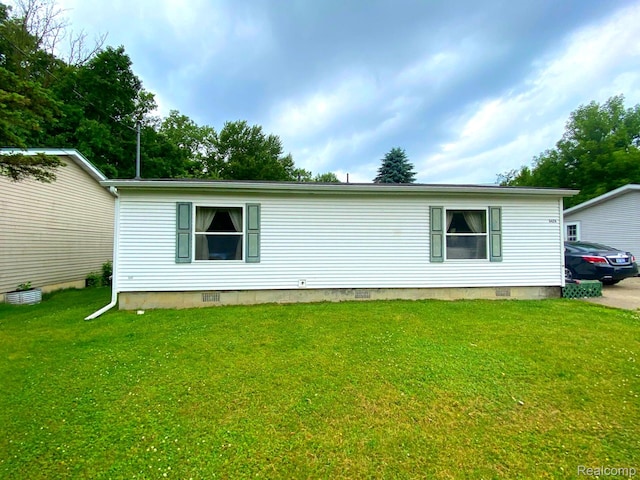 5424 Hughes Rd, Lansing, MI 48911 - view of front of property with crawl space and a front lawn