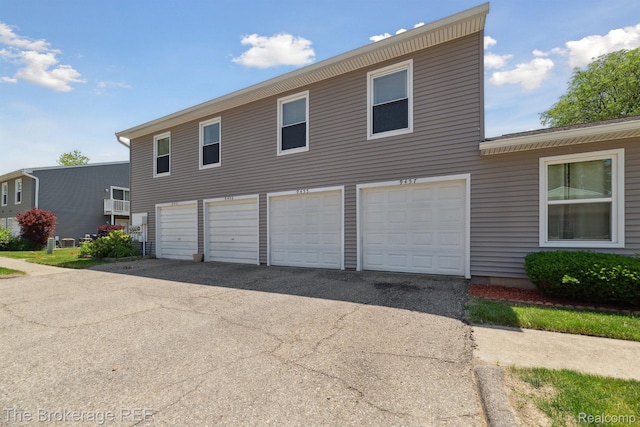 9451 Parkwood N, Davison, MI 48423 - view of side of property with asphalt driveway