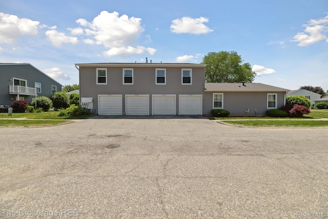 9451 Parkwood N, Davison, MI 48423 - view of front facade featuring driveway and an attached garage