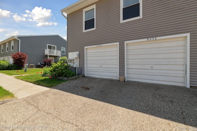 9451 Parkwood N, Davison, MI 48423 - garage with driveway