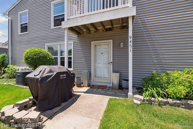 9451 Parkwood N, Davison, MI 48423 - view of exterior entry featuring a balcony