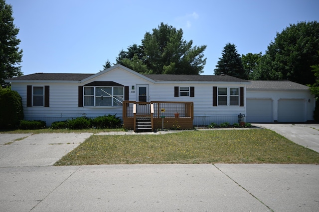 4105 Sawgrass Trl, Muskegon, MI 49442 - manufactured / mobile home featuring driveway, a front yard, a garage, and a wooden deck