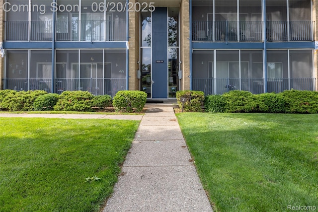 16591MIDDLEBELTRD Middlebelt Rd Unit 4, Livonia, MI 48154 - property entrance with a yard