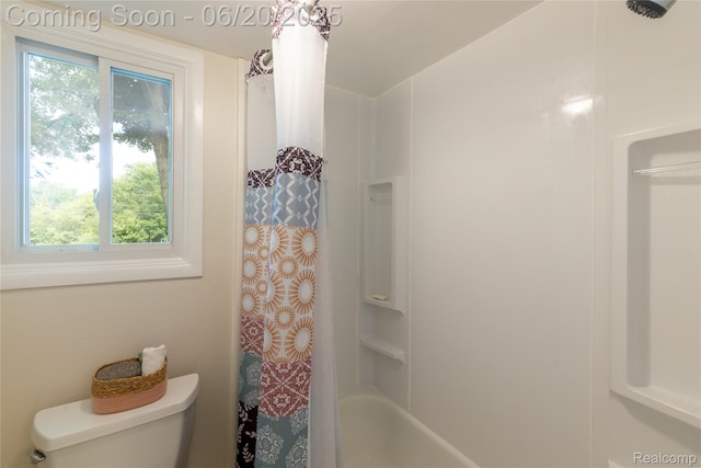 16591MIDDLEBELTRD Middlebelt Rd Unit 4, Livonia, MI 48154 - bathroom featuring plenty of natural light and shower / bathtub combination with curtain