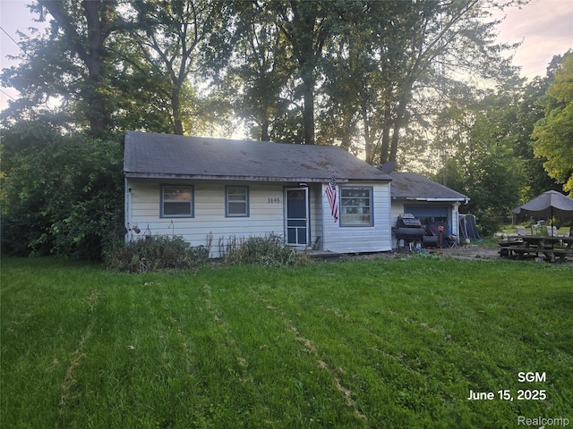 3145 Raywood St, Flint, MI 48504 - view of front of house with a front yard