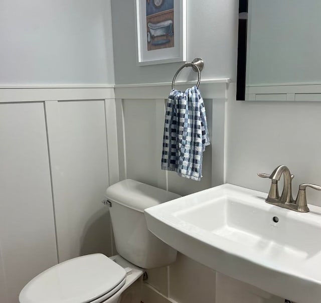 982 Lake Ridge Dr, Traverse City, MI 49684 - bathroom with a decorative wall and a wainscoted wall