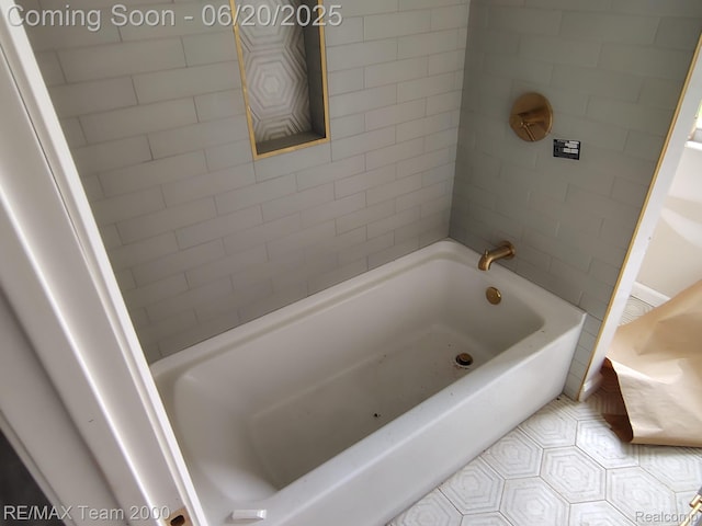 2492 Townsend St, Detroit, MI 48214 - bathroom featuring a tub and tile patterned flooring
