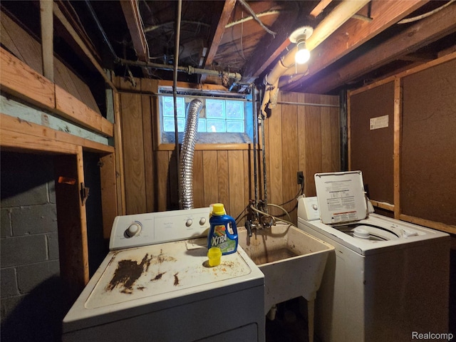 19466 Packard St, Detroit, MI 48234 - laundry area with washing machine and dryer