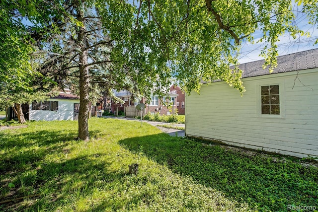 11487 Kenmoor St, Detroit, MI 48205 - view of green lawn