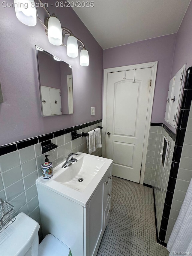 4235 Bacon Ave, Berkley, MI 48072 - full bathroom featuring tile walls, a wainscoted wall, vanity, and tile patterned flooring