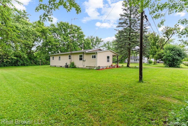 1059 Morris Hills Pkwy, Mount Morris, MI 48458 - view of grassy yard