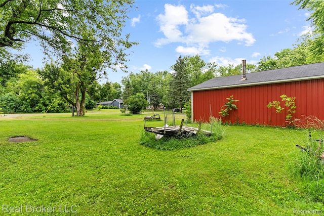 1059 Morris Hills Pkwy, Mount Morris, MI 48458 - view of grassy yard with an outbuilding