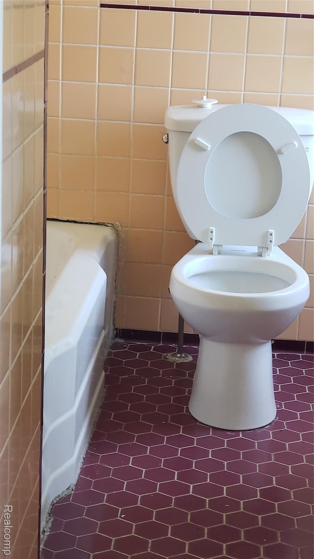 18968 Asbury Park, Detroit, MI 48235 - bathroom with tile walls and toilet
