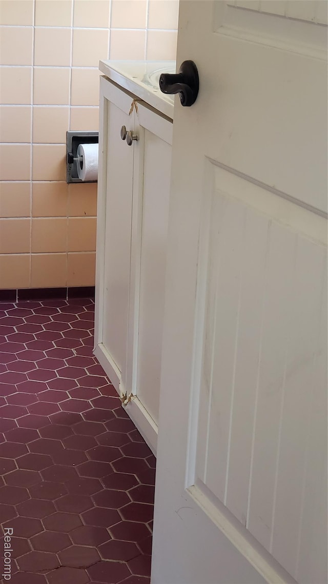 18968 Asbury Park, Detroit, MI 48235 - detailed view of tile walls and tile patterned floors