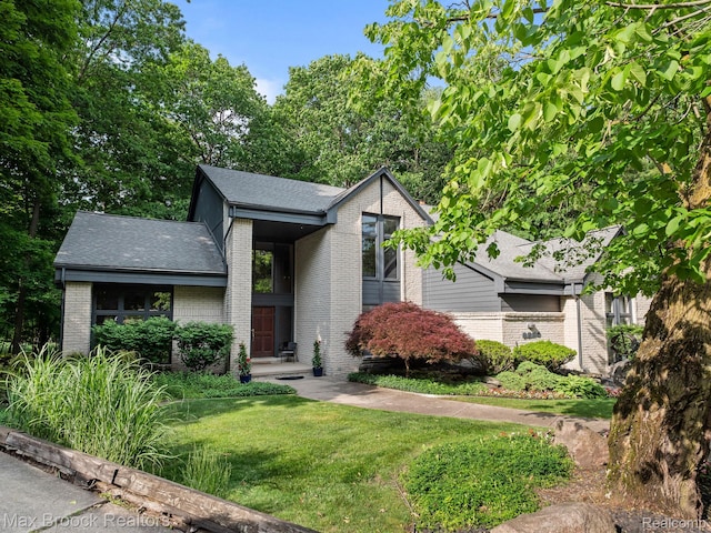 6224 Bromley Ct, West Bloomfield, MI 48322 - mid-century inspired home with brick siding, a front lawn, and a shingled roof