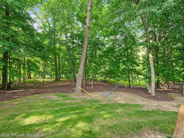 6224 Bromley Ct, West Bloomfield, MI 48322 - view of green lawn