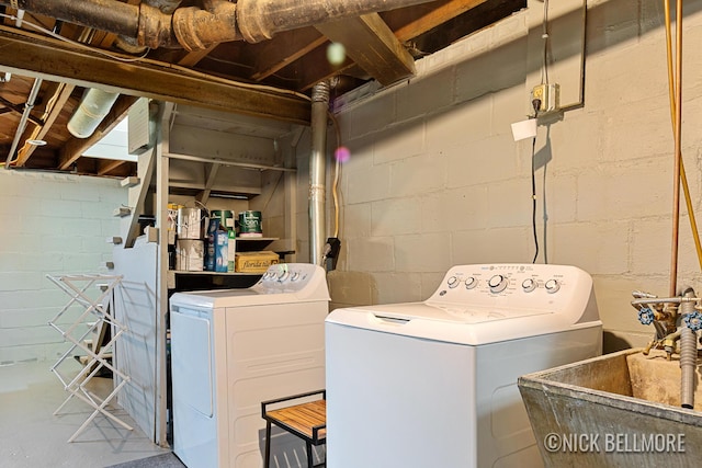 2036 Dawson Ave NE, Grand Rapids, MI 49505 - laundry area featuring washer and clothes dryer