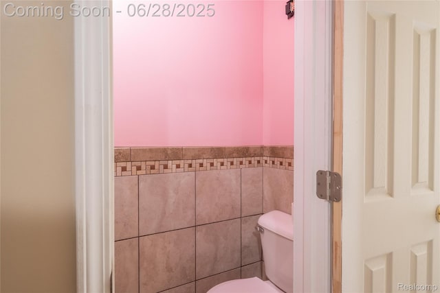 785 Kenilworth Ave, Pontiac, MI 48340 - bathroom featuring toilet