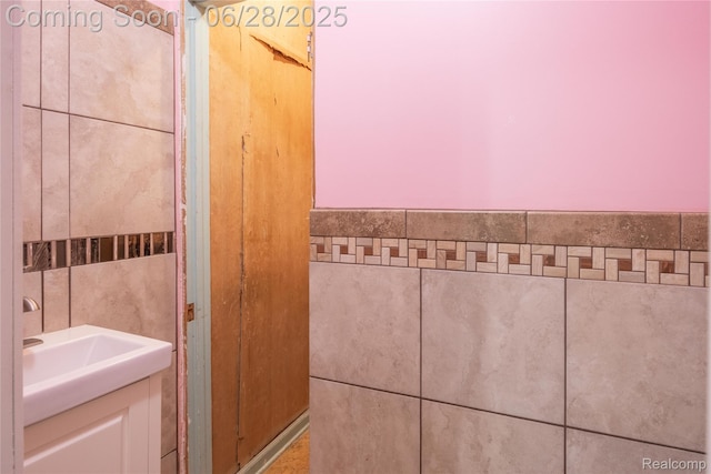 785 Kenilworth Ave, Pontiac, MI 48340 - bathroom view of vanity and tile walls