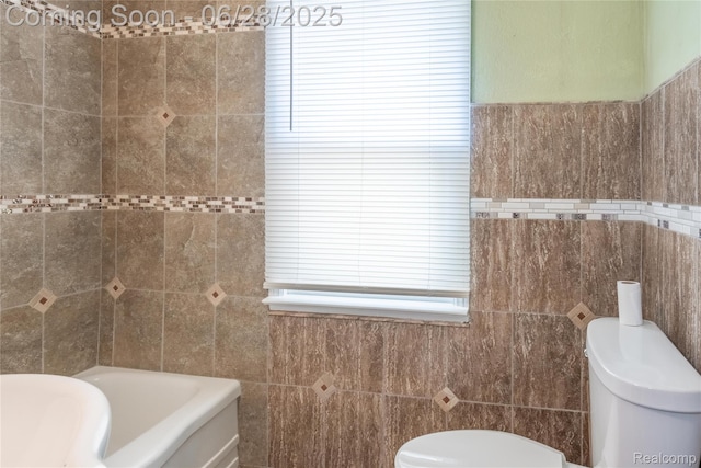 785 Kenilworth Ave, Pontiac, MI 48340 - full bath with tile walls and a bathtub
